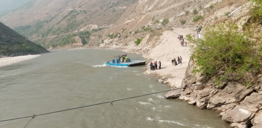 स्वामिकार्तिकमा टेक्टर सहित फेरी दुर्घटना