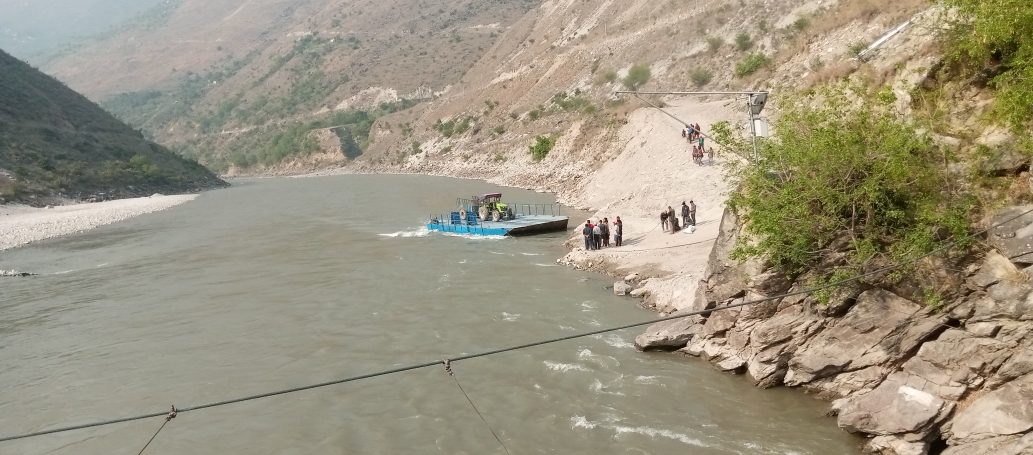 स्वामिकार्तिकमा टेक्टर सहित फेरी दुर्घटना