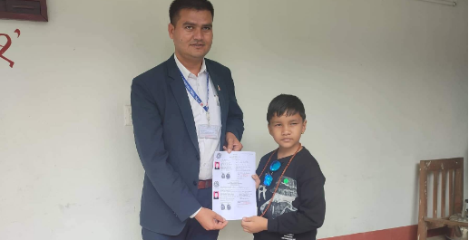 चर्चित बाल गायक शुप्रिम मल्लले लिए नाबालक परिचय पत्र