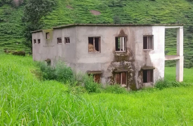 लामो समयसम्म पनि प्रयोगमा आएन  माध्यामिक  विद्यालयको भवन