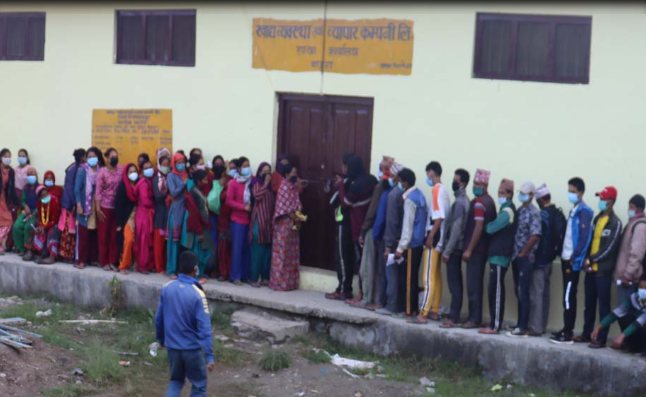 खाद्य ब्यापार  कम्पनी  लिमिटेडले बाजुरामा दसैं लक्षित  सहुलियतमा चामल बिक्री  गर्दै