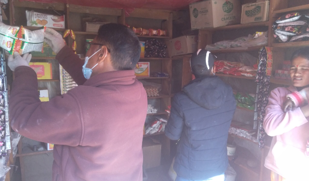 बाजुराको प्रदेश (क) का बजारहरुमा  अनुगमन , म्याद नाघेका खाद्य सामग्री  नस्ट