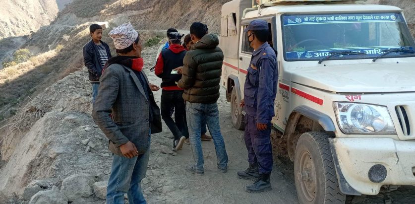 पिलुचौरमा बढि भाडालिने सवारी चालकबाट प्रहरी द्वारा यात्रुलाई रुपैयाँ  फिर्ता