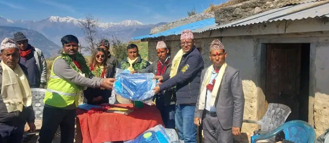 स्वामिकार्तिक खापरका १५० विधार्थीहरुलाई न्यानो लुगा कपडा बितरण