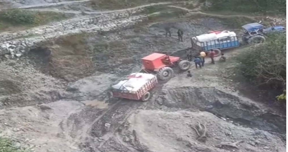 मार्तडी कोल्टी अन्तरगत चुथी देखी ढम्कने सडककाे जिम्मा पाएकाे ठेकेदार कम्पनी सम्पर्क बिहिन