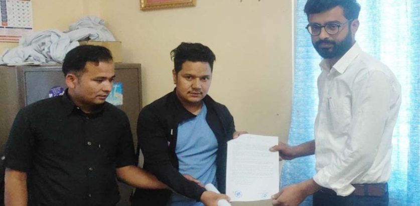 जिल्ला अस्पतालका प्रमुखले एक हप्ताभित्र जिल्ला छाड्न एमाले निकट युवा विद्यार्थीको माग