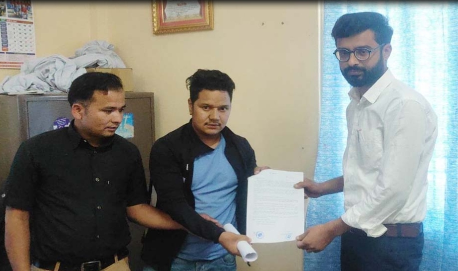 जिल्ला अस्पतालका प्रमुखले एक हप्ताभित्र जिल्ला छाड्न एमाले निकट युवा विद्यार्थीको माग