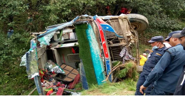 बैतडीमा बस दुर्घटना अपडेटः गम्भीर २० जना घाइतेको पहिचान खुल्यो