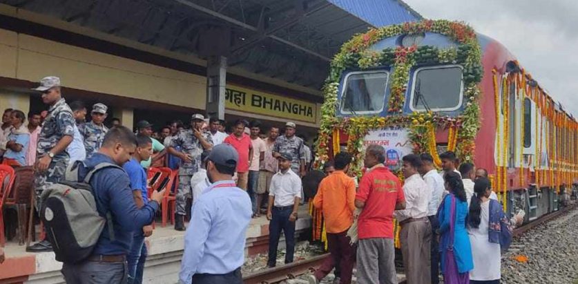यातायात मन्त्रीले हरियो झण्डा हल्लाएपछि भंगहाबाट जयनगरका लागि गुड्यो रेल