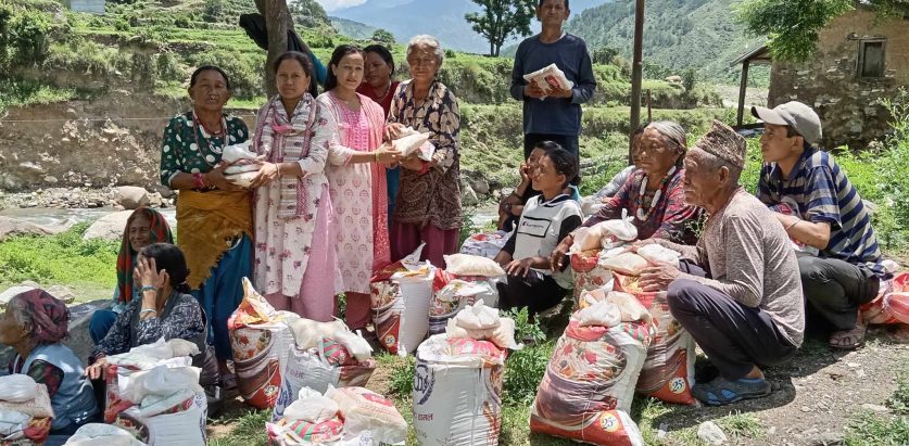 २० परिवार जनजातिलाई राहात वितरण