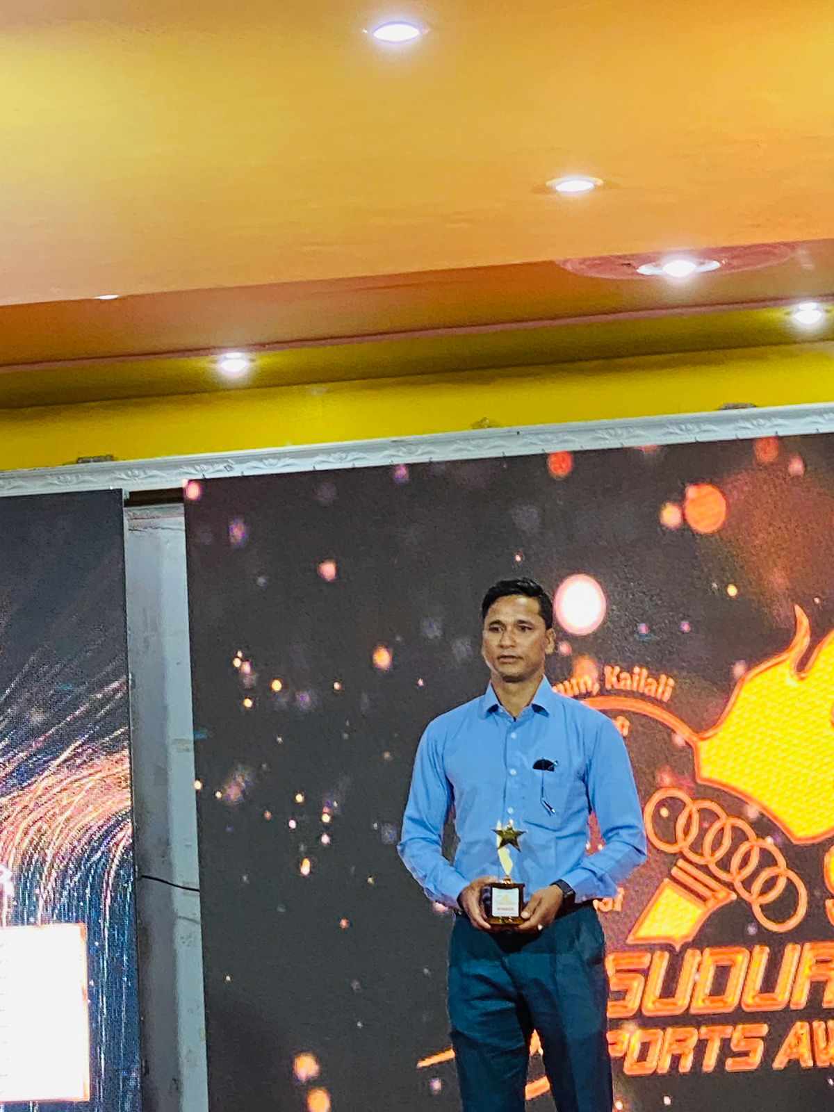 नेपाल खेलकुद पत्रकार मञ्च कैलालीद्वारा २०७९ स्पोर्ट्स अवार्ड फेन्सिङखेलाडी जलेन्द्र शाहीलाई प्रदान