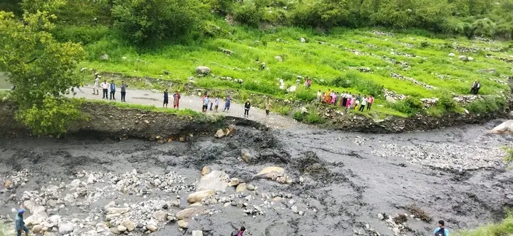 चुलिगाड खोलामा पानी बढेपछि सडक अवरुद्ध