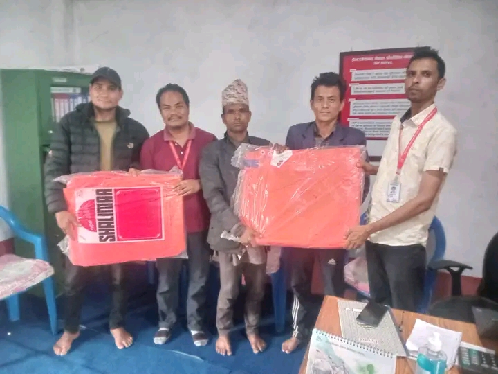 वडा अध्यक्ष बुढा विभिन्न निकायमा धाउँदा बाढी पीडितले पाए राहत