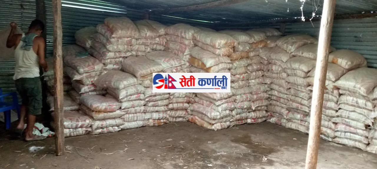 कवाडी नुन डिपोमा नुन दिन कर्मचारीले सेवाग्राहीलाई आनाकानी गर्दै