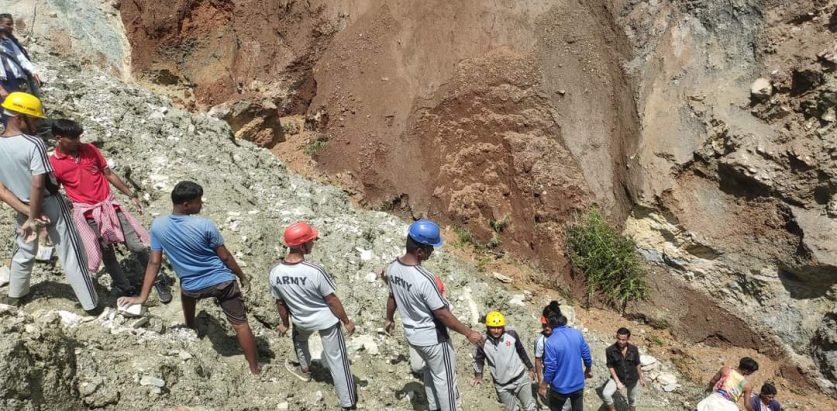 श्रमदानमा  गरेर पनि वडाकाे बिकास गर्दै वडाअध्यक्ष