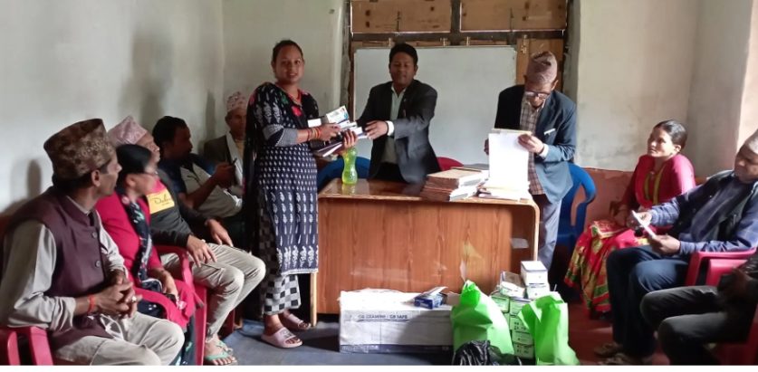 डीमालिका-९ का १६ टोललाई स्टेशनरी र सरसफाई सामाग्री