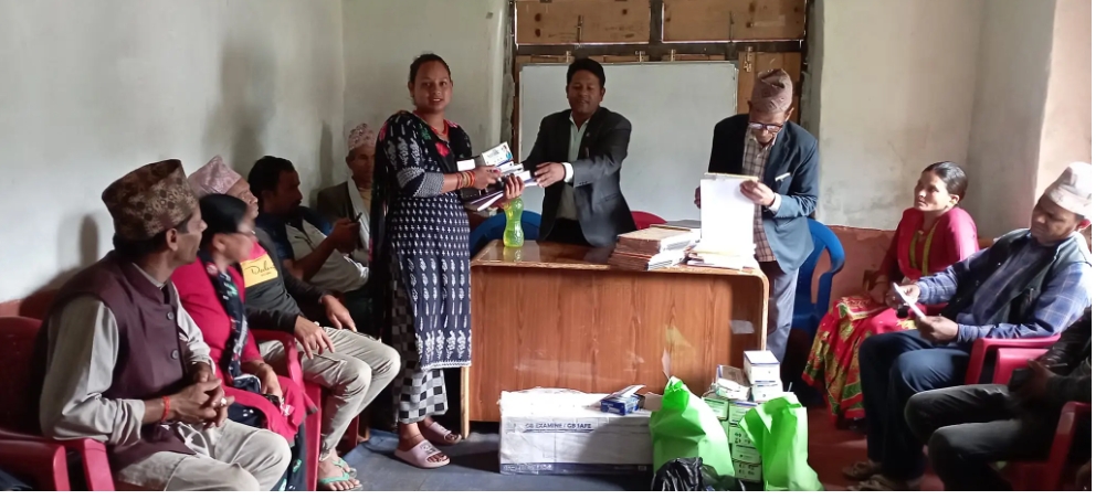 डीमालिका-९ का १६ टोललाई स्टेशनरी र सरसफाई सामाग्री