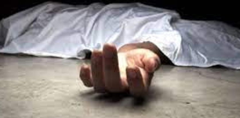 बाजुरा :  जिल्लाको धार्मिक तथा पर्यटकीय बडीमालिका दर्शनका लागि गएका एक जनाको  उपचारका क्रममा मृत्यु भएको छ । बडीमालिकाको त्रिवेणी धाममा अक्सिजन अभावका कारण  लडेर घाइते भएका कालिकोट जिल्लाको पलाता गाउँपालिका–१ का ३९ वर्षीय धनराज न्यौपानको मृत्यु भएको हो ।  अक्सिजन अभावका कारण लडेर घाइते भई नेपाली सेनाको हेलिकप्टर मार्फत उद्धार गरिएका युवकको कर्णाली प्रदेशको प्रादेशिक अस्पतालमा उपचारका क्रममा मंगलबार दिउँसो मृत्यु भएको प्रादेशिक अस्पताल सुर्खेतले जनाएको छ ।    बडीमालिकाको त्रिवेणीमा दुृर्गाभञ्जन गुल्मले तिर्थयात्रीका लागि संचालन गरेको स्वास्थ्य शिविरमा उपचारपछि नेपाली सेनाको एनए ०६१को बेल  हेलिकप्टरबाट उद्धार गरेर सुर्खेत पुयाइएको थियो । त्यहिँ उपचरका क्रममा उनको मृत्यु भएको हो ।    बडीमालिकाको दर्शन गर्न गएका दुई जनालाई अक्सिजन अभावका कारण विरामी भएपछि मंगलबार नेपाली सेनाको हेलिकप्टर मार्फत उद्धार गरिएको थियो ।  जिल्ला प्रशासन कार्यालय बाजुराका अनुसार सोमबार बडीमालिकाको त्रिवेणी धाममा अक्सिजन अभावका कारण लडेर घाइते भएका कालिकोट जिल्लाका कलापा गाउँपालिका–१ का ३९ वर्षीय धनप्रसाद न्यौपाने र दमको रोगबाट ग्रसित बझाङ्ग जिल्ला जयपृथ्वी नगरपालिका–९ की अन्दाजी ७० वर्षीया झुपु धामीको नेपाली सेनाको एनए ०६१ बेल को हेलिकप्टर मार्फत उद्धार गरिएको भएपनि एकको मृत्यु भइसकेको र एक जनाको उपचार भइरहेको बताइएको छ ।  