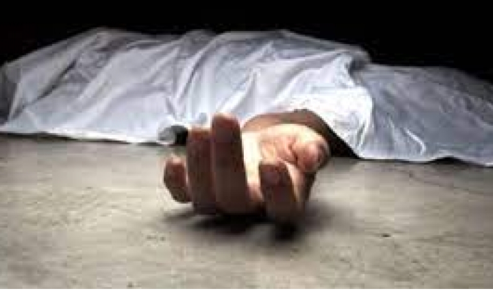 बाजुरा :  जिल्लाको धार्मिक तथा पर्यटकीय बडीमालिका दर्शनका लागि गएका एक जनाको  उपचारका क्रममा मृत्यु भएको छ । बडीमालिकाको त्रिवेणी धाममा अक्सिजन अभावका कारण  लडेर घाइते भएका कालिकोट जिल्लाको पलाता गाउँपालिका–१ का ३९ वर्षीय धनराज न्यौपानको मृत्यु भएको हो ।  अक्सिजन अभावका कारण लडेर घाइते भई नेपाली सेनाको हेलिकप्टर मार्फत उद्धार गरिएका युवकको कर्णाली प्रदेशको प्रादेशिक अस्पतालमा उपचारका क्रममा मंगलबार दिउँसो मृत्यु भएको प्रादेशिक अस्पताल सुर्खेतले जनाएको छ ।    बडीमालिकाको त्रिवेणीमा दुृर्गाभञ्जन गुल्मले तिर्थयात्रीका लागि संचालन गरेको स्वास्थ्य शिविरमा उपचारपछि नेपाली सेनाको एनए ०६१को बेल  हेलिकप्टरबाट उद्धार गरेर सुर्खेत पुयाइएको थियो । त्यहिँ उपचरका क्रममा उनको मृत्यु भएको हो ।    बडीमालिकाको दर्शन गर्न गएका दुई जनालाई अक्सिजन अभावका कारण विरामी भएपछि मंगलबार नेपाली सेनाको हेलिकप्टर मार्फत उद्धार गरिएको थियो ।  जिल्ला प्रशासन कार्यालय बाजुराका अनुसार सोमबार बडीमालिकाको त्रिवेणी धाममा अक्सिजन अभावका कारण लडेर घाइते भएका कालिकोट जिल्लाका कलापा गाउँपालिका–१ का ३९ वर्षीय धनप्रसाद न्यौपाने र दमको रोगबाट ग्रसित बझाङ्ग जिल्ला जयपृथ्वी नगरपालिका–९ की अन्दाजी ७० वर्षीया झुपु धामीको नेपाली सेनाको एनए ०६१ बेल को हेलिकप्टर मार्फत उद्धार गरिएको भएपनि एकको मृत्यु भइसकेको र एक जनाको उपचार भइरहेको बताइएको छ ।  