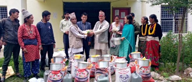 ११ घरका बाढी पीडितलाई खाद्यान्न सामाग्री अध्यक्ष मल्ल द्रारा हस्तान्तरण