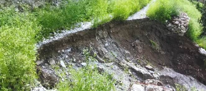 सडक भत्किएपछि सवारीसाधन ठप्प