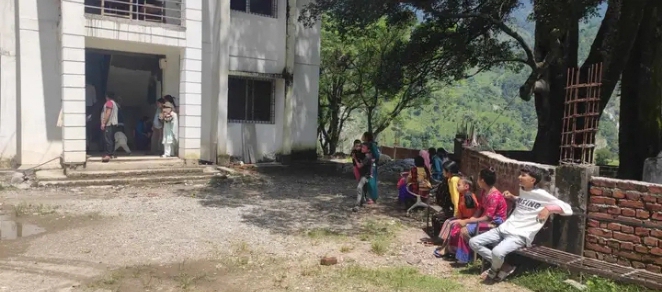 बाजुरा अस्पतालका डाक्टर बडीमालिका तिर बिरामी अस्पताल तिर