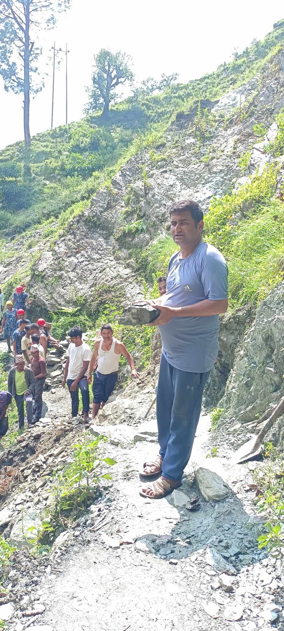 वडाअध्यक्षकाे पहलमा  श्रमदान गरेर बाटाे मर्मत कार्य सम्पन्नगरेका छन्