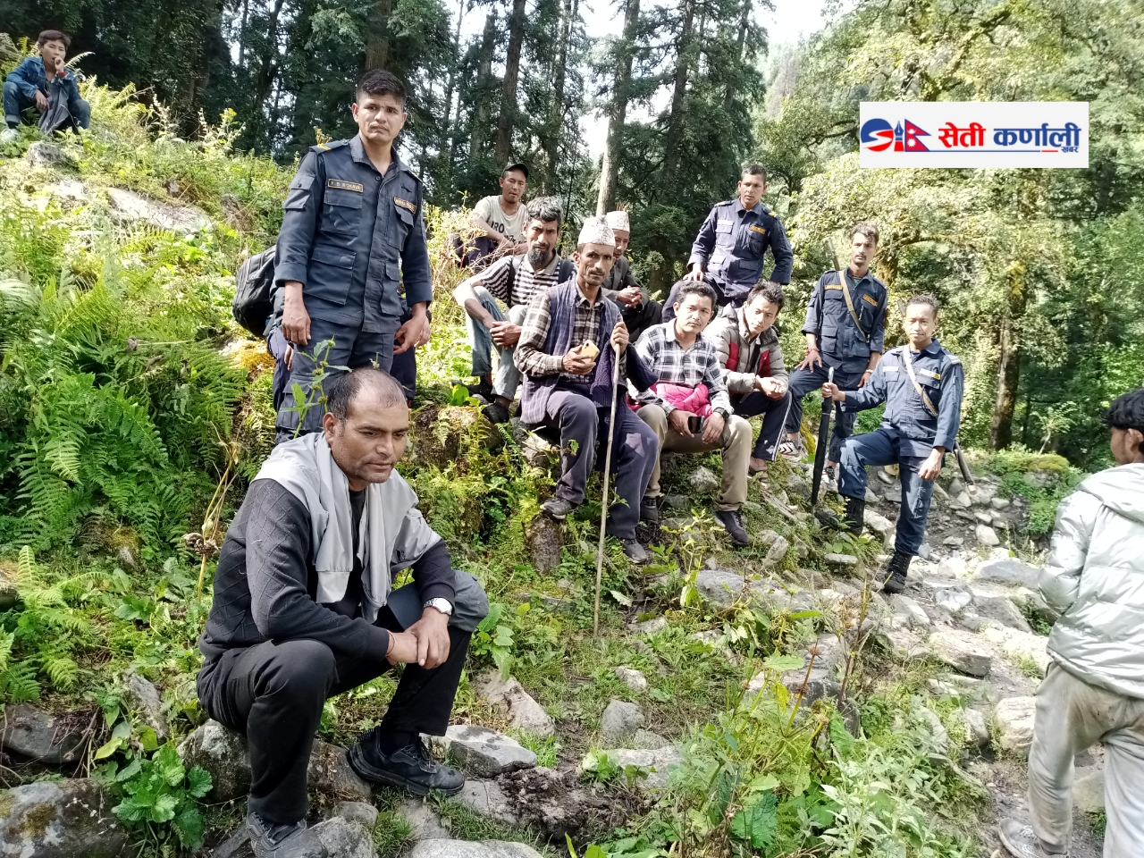 सामुदायिक वनमा वडा अध्यक्ष बुढा सहितको टोली अनुगमन