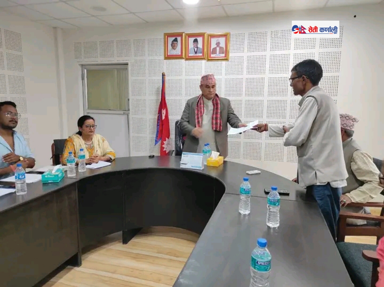 सुदुरपश्चिम मुख्यमन्त्री शाहलाई काङ्ग्रेस बाजुराले ज्ञापन पत्र बुझाए