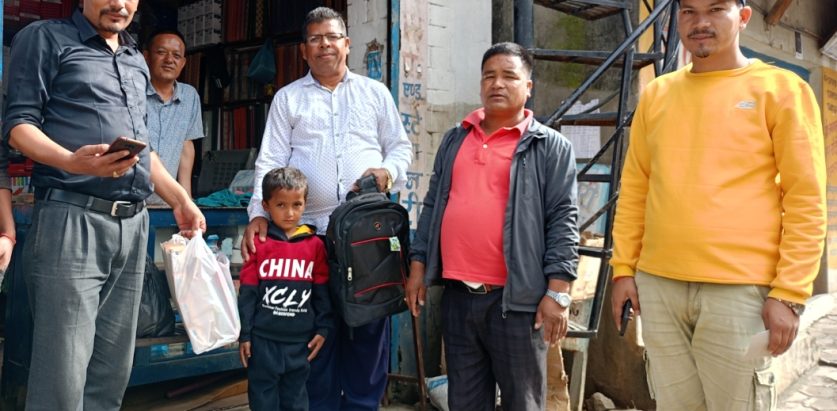 आमा अर्काकाे पाेईल गएपछी बेसाहारा बनेका बालकलाई रावल र खत्रीकाे समन्वयमा ईन्जिनियरले गरे सहयाेग