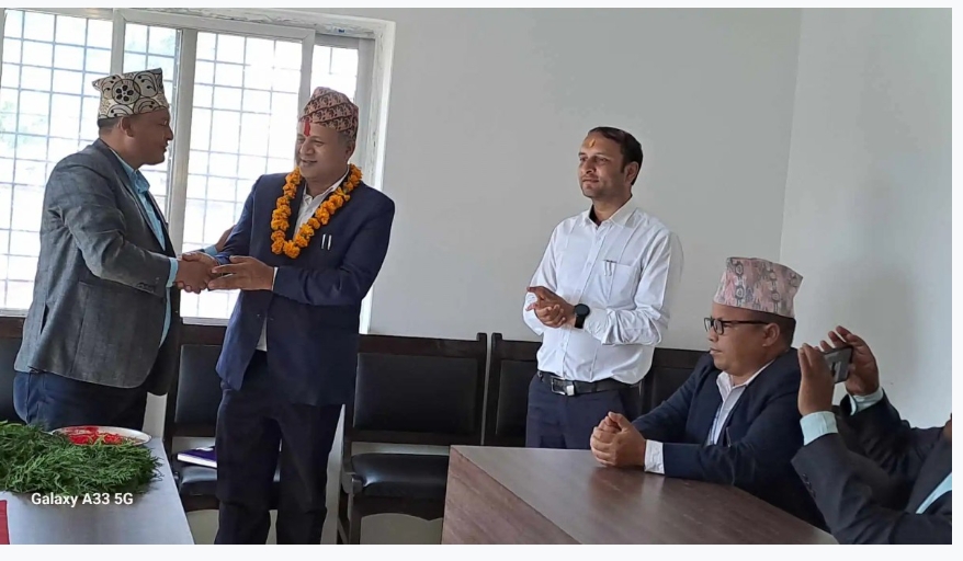 नगरपालिका द्वारा प्रमुखजिल्ला अधिकारीलाई      स्वागत गर्दै