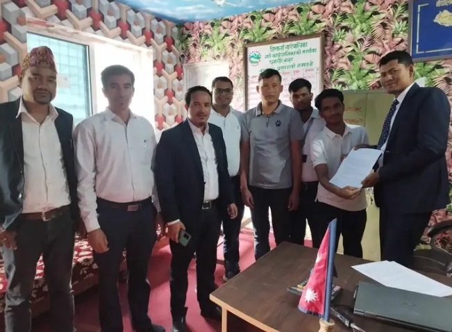 हिमालीमा स्थानीय तहका कर्मचारी कालोपट्टी बाँधेर निजामती सेवा दिवस मनाउने