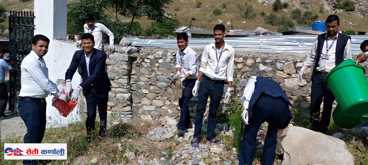 विश्व मानसिक स्वास्थ दिवसको अवसर पालिकाको परिसरमा सरसफाइ