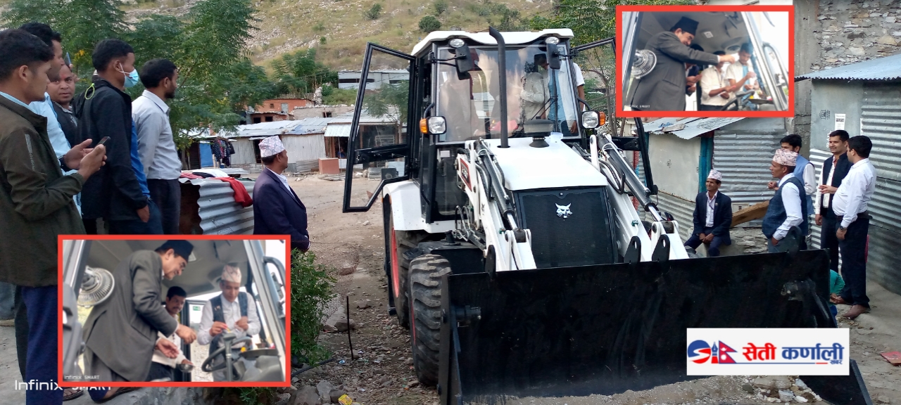 पालिकाको आफ्नै डोजर भित्रिएपछि गाउँपालिका अध्यक्ष मल्लले गरे पुजा