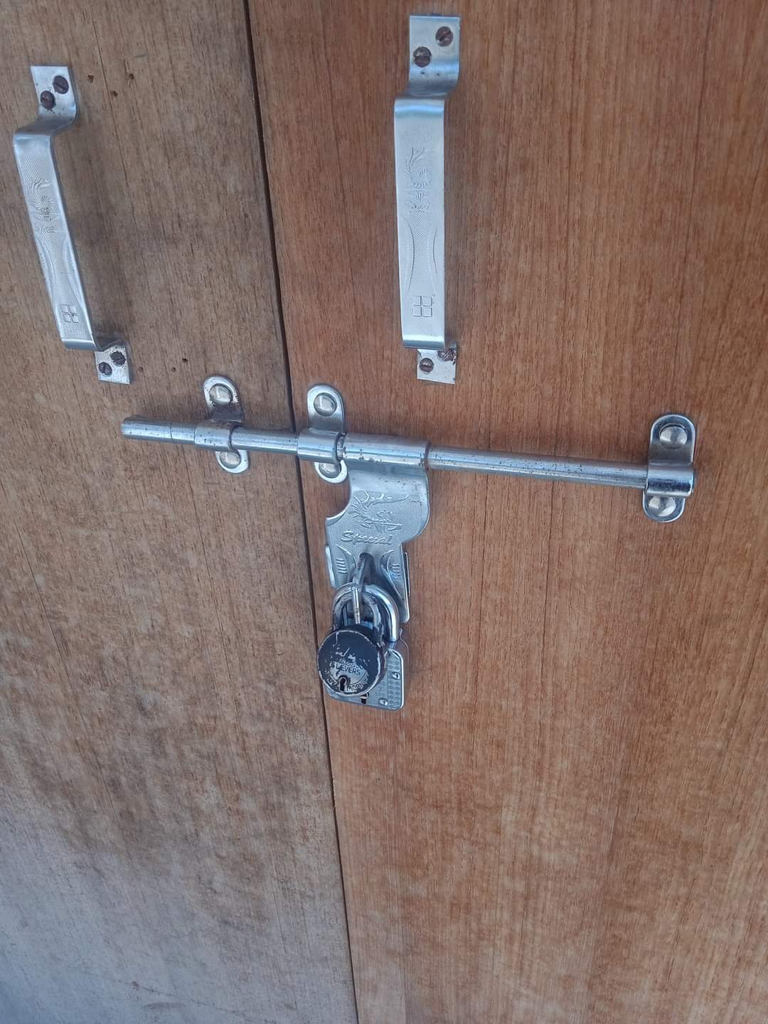 सडक मर्मतकाे माग गर्दै बुढिगंगा नगरिालिका वडा न ४ मा युवाले लगाय ताला