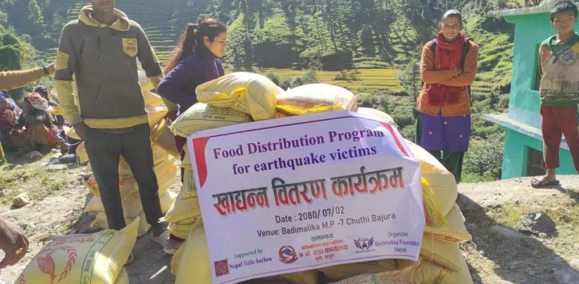 भुकम्प पिडीतलाई दशै मनाउन खाद्यान्न सामाग्री वितरण गर्दै बडिमालिका मिडिया हाउस र वडाकार्यालय