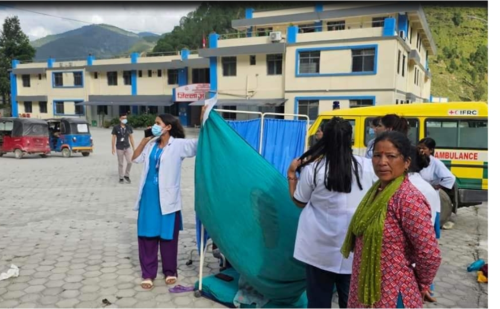 भूकम्पपछि व्यथा लागेकी गर्भवतीलाई अस्पताल बाहिर ल्‍याएर सुत्केरी गराइयो