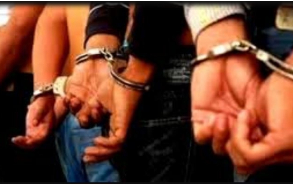 बाजुराका २ जना र १ प्रहरी सहायक हवल्दार गरि ३ जना चितुवाको छाला र चरेस सहित पक्राउ