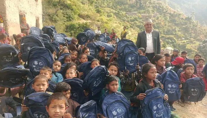 कुलमस्टाजन आधारभूत बिधालयका १ सय ५५ जना विद्यार्थीलाई झोला बितरण