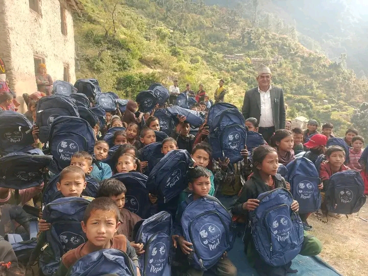 कुलमस्टाजन आधारभूत बिधालयका १ सय ५५ जना विद्यार्थीलाई झोला बितरण