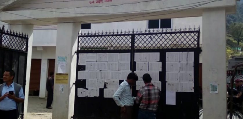 बडिमालिका नगरपालिकाले स्थानिय ,फूलमाला लाई प्राथमिकता दिदै पलास्टिक जन्य माला मा राेक