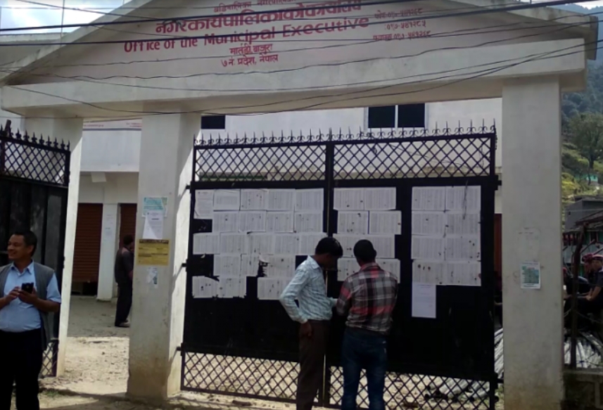 बडिमालिका नगरपालिकाले स्थानिय ,फूलमाला लाई प्राथमिकता दिदै पलास्टिक जन्य माला मा राेक