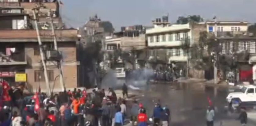 बल्खुमा प्रसाईंका कार्यकर्ताले निहुँ खोज्दा : प्रहरीद्वारा अश्रुग्यास प्रहार