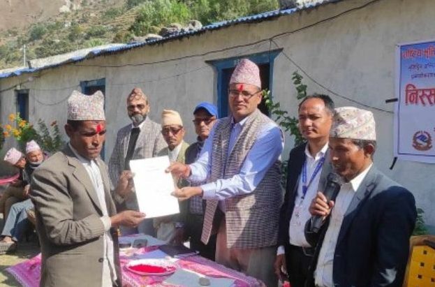 भुमिहिनलाई राष्ट्रिय भुमि आयोग बाजुराले गर्यो निस्सा बितरण