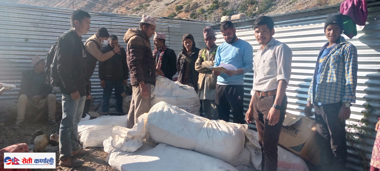 हिमाली गाउँपालिका भेडा व्यवसायीलाई सामान वितरण
