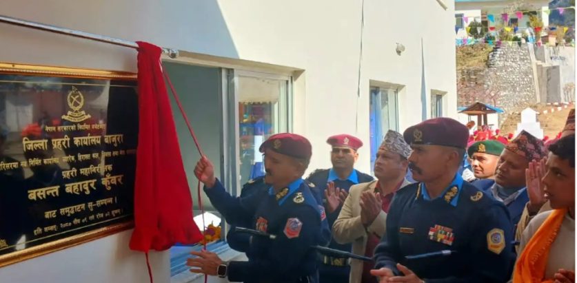 जिल्ला प्रहरी कार्यालय बाजुराको नवनिर्मित भवनको नेपाल प्रहरीका महानिरिक्षक बसन्तबहादुर कुँवरले उद्धघाटन् गरेका छन्