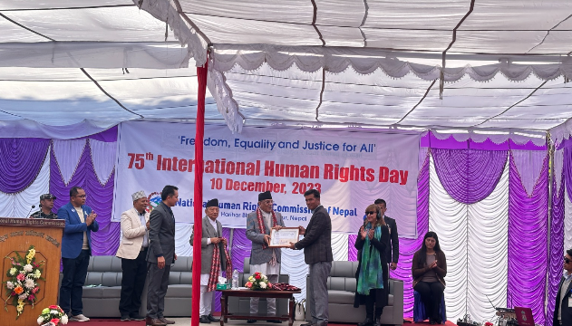 मानव अधिकार पुरस्कार २०८०बाट बाजुराका पत्रकार तथा  समाजसेवी प्रकाश सिंह  सम्मानित