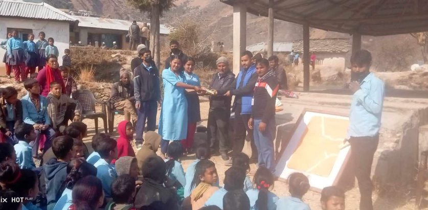 बडिमालिका माविका १ सय जना विद्यार्थीलाई सरसफाईका सामाग्री वितरण