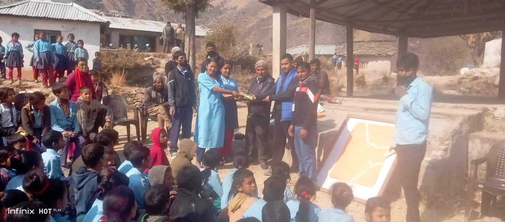 बडिमालिका माविका १ सय जना विद्यार्थीलाई सरसफाईका सामाग्री वितरण