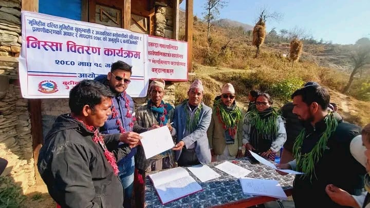 बुढिनन्दा-३ का सुकुम्बासी भुमिहिन तथा अव्यवस्थितलाई निस्सा वितरण